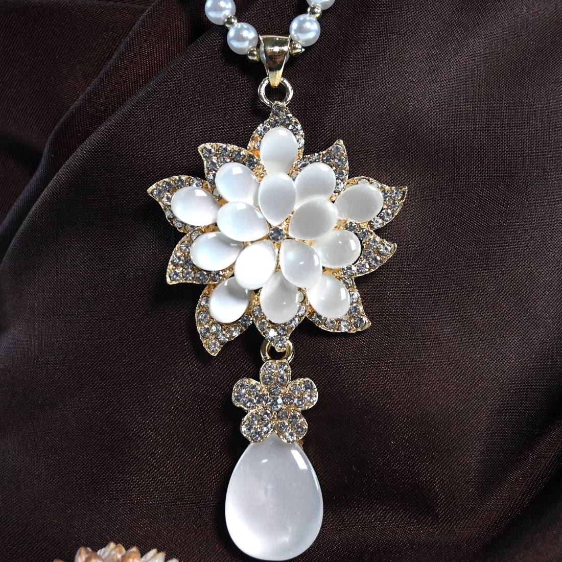 Stepller Flower Kundan Pendant Mala White Mother OF Pearl Gold-plated Plated Alloy Necklace  