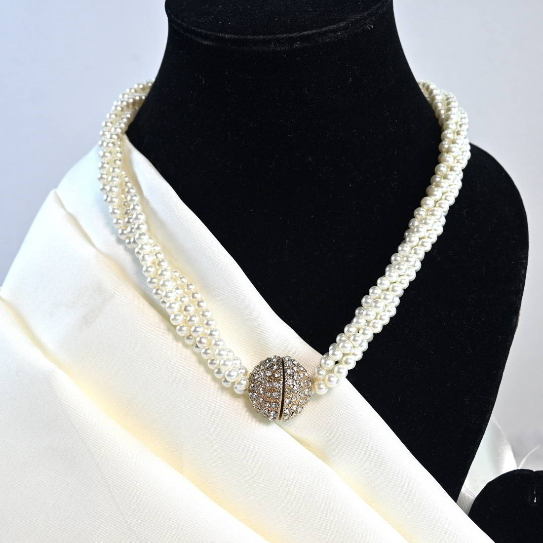 Beautiful Three Layers White Pearl Set With Magnate From Stepller For Women And Girls