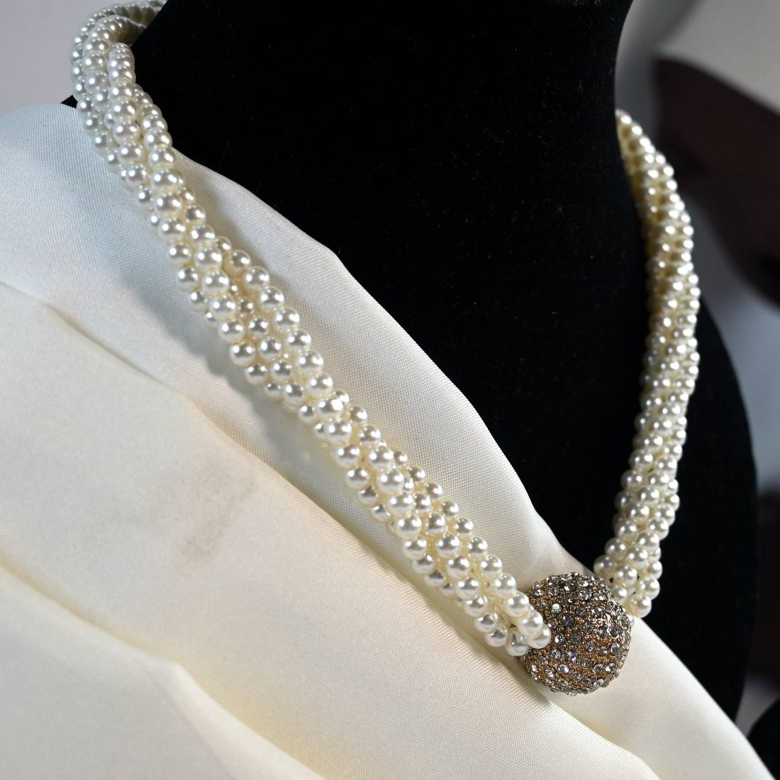 Beautiful Three Layers White Pearl Set With Magnate From Stepller For Women And Girls