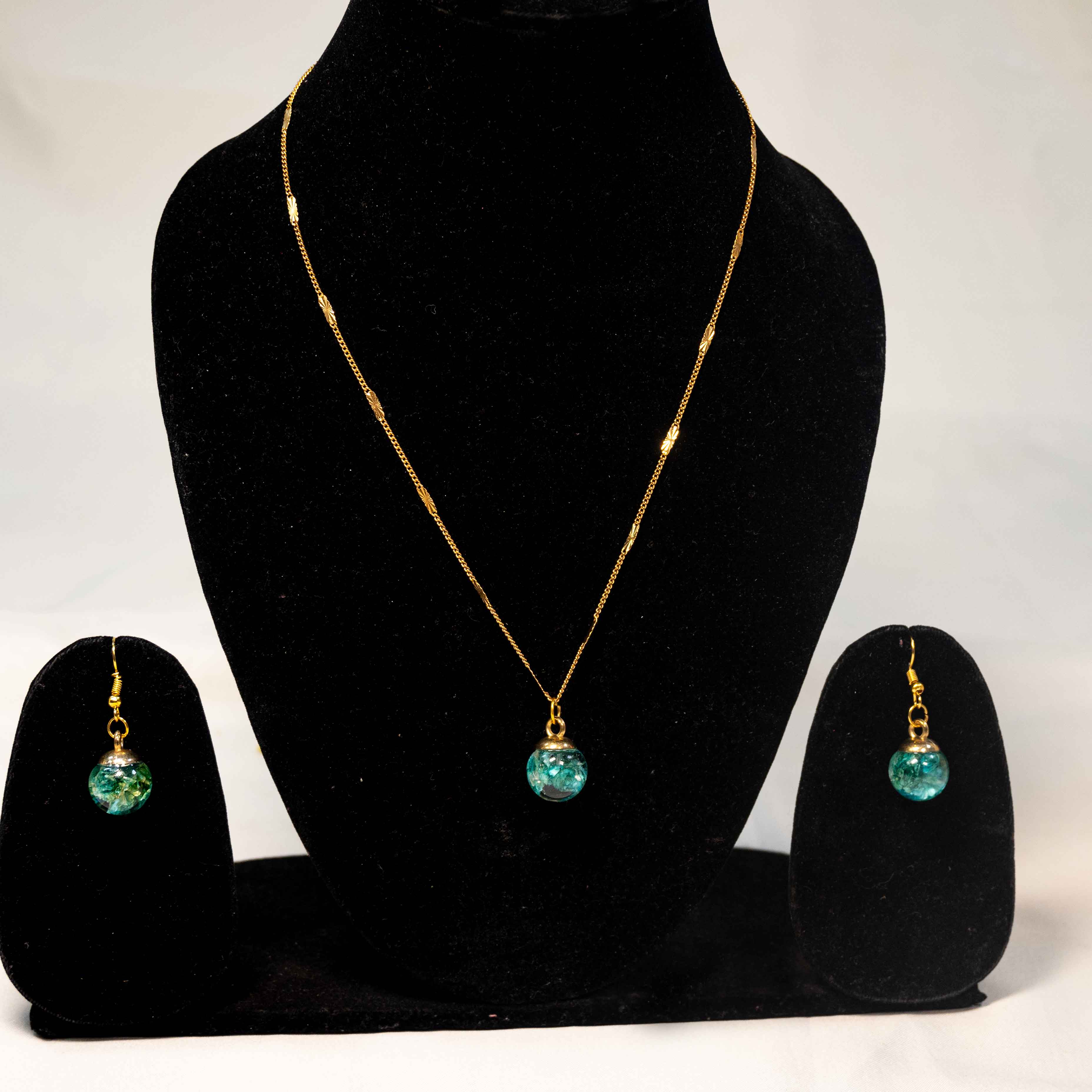 Beautiful Gold Plated Chain With Glass Pendant And Earrings Pack Of 1