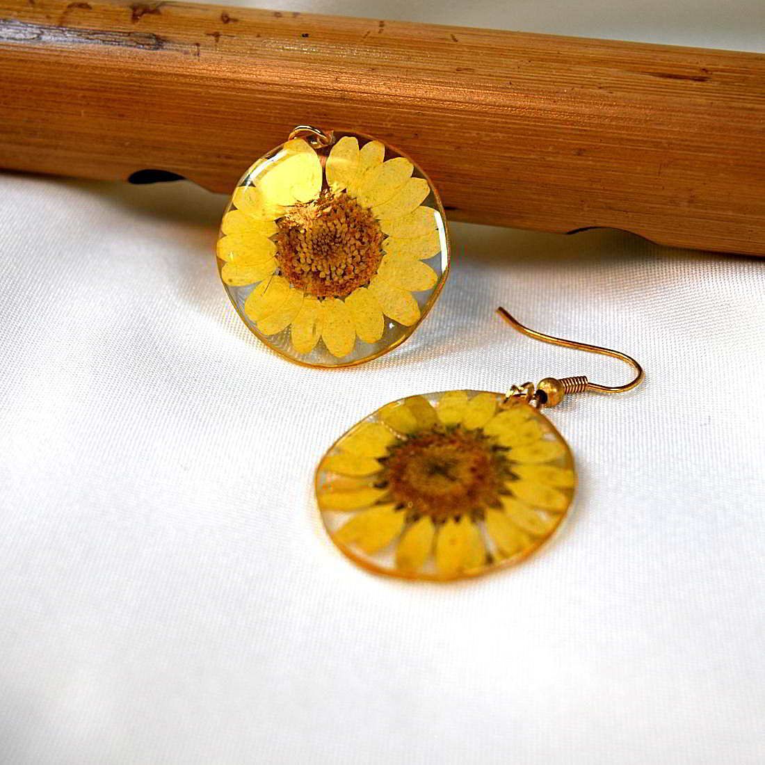 Round Shape Handmade Resin Earrings With Original Dry Flower