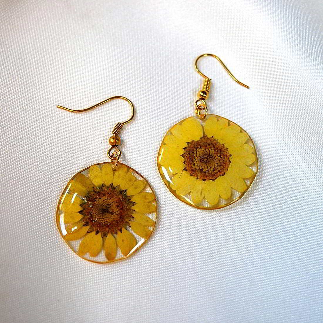 Round Shape Handmade Resin Earrings With Original Dry Flower