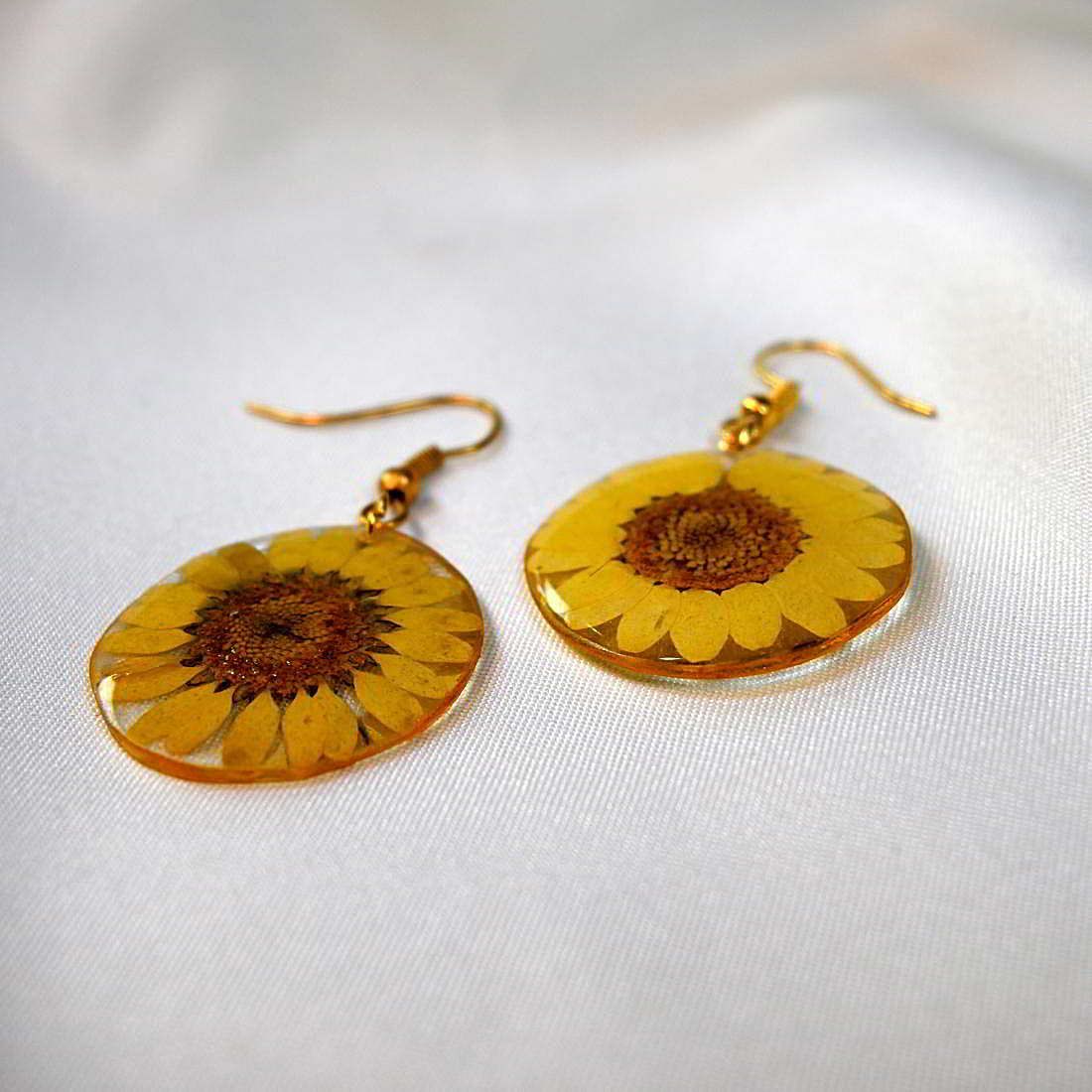 Round Shape Handmade Resin Earrings With Original Dry Flower